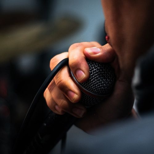 Comment la position de votre main sur le micro agit sur le son ?